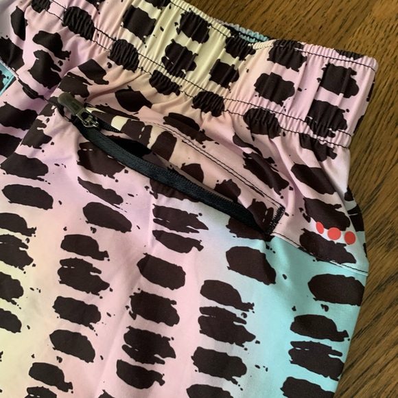 Saucony shorts with a fun pattern, Size S - Picture 3 of 6